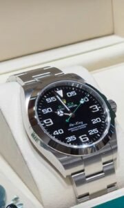 ساعة سويسرية فاخرة